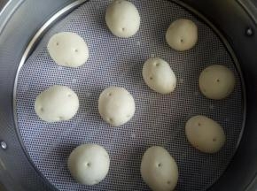 全部整形好后进行二发（用手轻按慢慢回弹就可以了），开水上锅，蒸10-15分钟左右，蒸好不要立马开锅盖，闷个5分钟左右再出锅