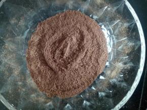 取适量可可粉，糖粉，奶粉混合均匀后过筛（吃不惯苦味的可以多放点糖粉）