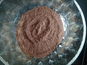 取适量可可粉，糖粉，奶粉混合均匀后过筛（吃不惯苦味的可以多放点糖粉）