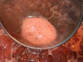 用滤网捞出草莓酱的浮末，防止影响口感