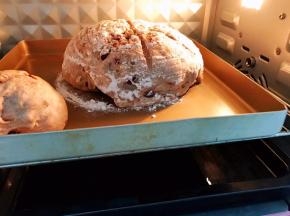 烤箱提前200度预热，在底部烤盘里加入300毫升开水制造蒸汽，再把不沾烤盘放进去烤6分钟，6分钟后取出最下层装水的烤盘后再继续烤25分钟