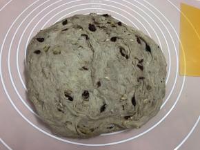 取出面团，用手压稍微排气成圆形