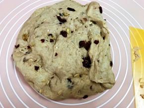 取出面团放揉面垫上压平