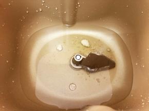 面包桶里放入水和蜂蜜