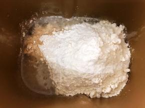 加入高筋粉和全麦粉