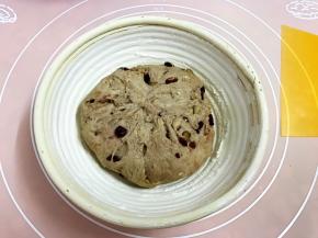 再次折起，收紧收口放在撒好粉的藤篮里
放入不通电的烤箱里进行二发，放入一碗热水保持湿度和温度