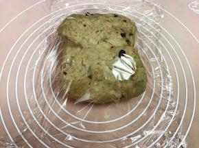 盖上保鲜膜松弛30分钟，重复3次，每次都压平折起松弛30分钟