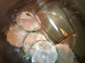 选择喜欢的玻璃罐，洗净后在沸水中煮十分钟，晾干水分