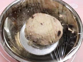 再把面团放入大盆里盖上保鲜膜进行一发
