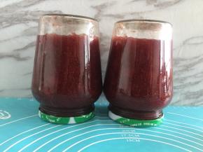 趁热装入晾干水分的玻璃罐中，把盖子拧紧倒扣，自然凉透。可保存几个月不会坏