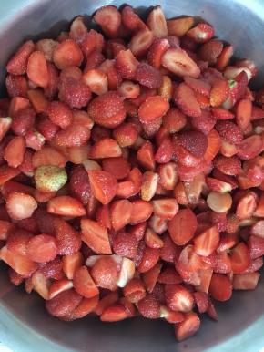 新鲜草莓洗净，控干水分后切成小块