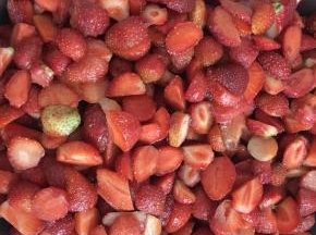 新鲜草莓洗净，控干水分后切成小块