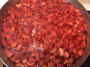 腌好的草莓倒入锅中，大火煮沸转中火熬制，适当翻炒一下，小心粘锅底