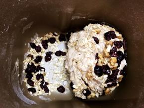 面包机启动揉面25分钟，揉至15分钟后加入果干