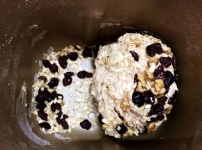 面包机启动揉面25分钟，揉至15分钟后加入果干
