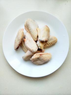 鸡翅清洗干净，搽干水份，
