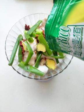 将清洗干净的鸡翅装在碗中，放入黑胡椒调料调料