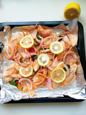 上面撒上洋葱。有柠檬的放几片柠檬。没有可不放。