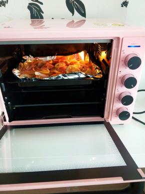 烤箱上下火200度烤15分钟。取出。开启热风功能放最上层烤5分钟关火。