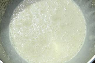 以上用量，可做4根椭圆雪糕模具的用量
淡奶油加糖粉打至4-5成大气泡微浓稠的状态，不用太打发，会影响口感。