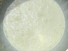 以上用量，可做4根椭圆雪糕模具的用量
淡奶油加糖粉打至4-5成大气泡微浓稠的状态，不用太打发，会影响口感。