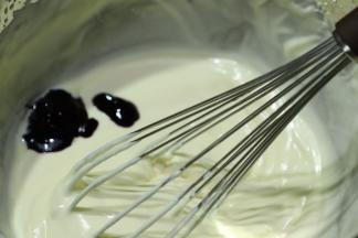 加入蓝莓酱（或者芒果酱等）和炼乳拌匀