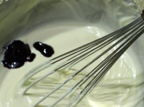 加入蓝莓酱（或者芒果酱等）和炼乳拌匀