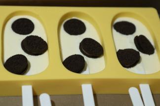 倒入学厨雪糕模具中。（可放入奥利奥，各种果肉随意发挥）