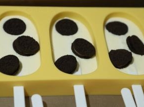 倒入学厨雪糕模具中。（可放入奥利奥，各种果肉随意发挥）