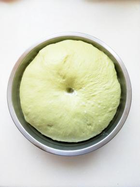 将面团搓成圆形，放进料理盆中，以保鲜膜覆盖后，放置温暖处发酵至2-2.5倍
