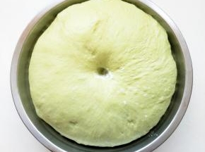 将面团搓成圆形，放进料理盆中，以保鲜膜覆盖后，放置温暖处发酵至2-2.5倍
