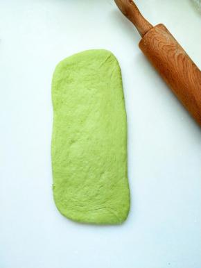 用擀面棍将面团擀成长方形