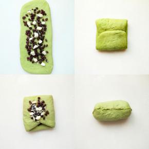 包进蜜红豆和白巧克力，左右两边分别向内的四分之一对折，两边约一厘米的重叠，然后在上面再加一些红豆和白巧克力然后由下往上卷起，把接口捏紧，两边也捏紧。