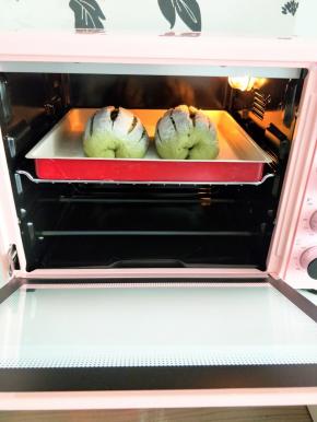 将预热至200度的烤箱降至180度，