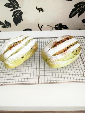 烘烤二十分钟。取出后放在架子上等待冷却。