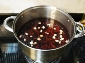 放入足量水，水煮开后倒入所有材料