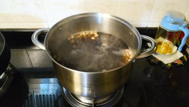 放入红糖片煮15分钟