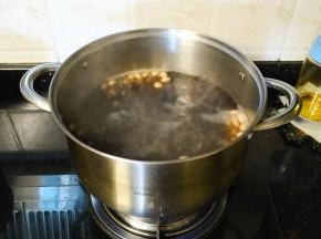 放入红糖片煮15分钟