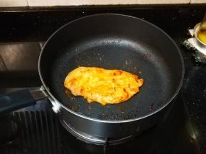 锅里放少许油放入鸡胸排煎至熟透