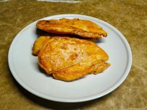 将鸡蛋煎好或炒好和鸡胸排准备好