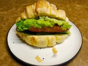 挤上沙拉酱，放上生菜