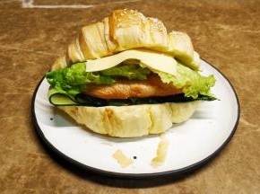 最后放上鸡蛋和芝士片