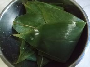 粽叶用开水煮五分钟，凉水寖泡，变软不易破。