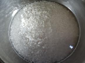 糯米洗净用水寖泡三小时以上，头天晚上泡比较好。