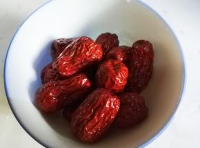 红枣洗净泡软。