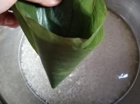 粽叶两片叠一起，光面向上，卷漏斗型。