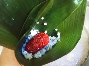 底部先放少量米再放一颗红枣。