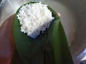 再把米填满，用手按紧或用筷子把米插紧。