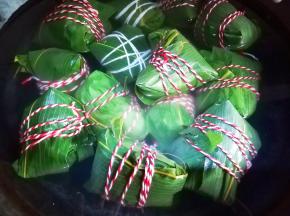 锅里加水没过粽子，煮开后小火煮一个半小时，关火焖一个小时，这样粽子更入味。