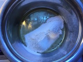 趁热筛入低筋面粉搅拌均匀